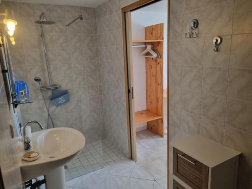 a bathroom with a shower and a sink at La Maison des Grands Bambous - L'Angoumois L'Aunis La Saintonge La Boutonne in Louzignac