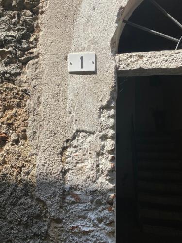 a sign on the side of a building with a door at Villa Verde in Valsolda