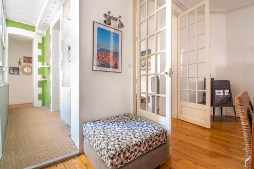 - un couloir avec une porte menant à une chambre dans l'établissement Superbe Appartement Calme 85m², à deux pas du Centre, à Nantes