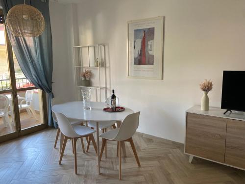 馬帝斯茲羅的住宿－Appartamento vacanze al mare，一间配备有白色桌椅的用餐室