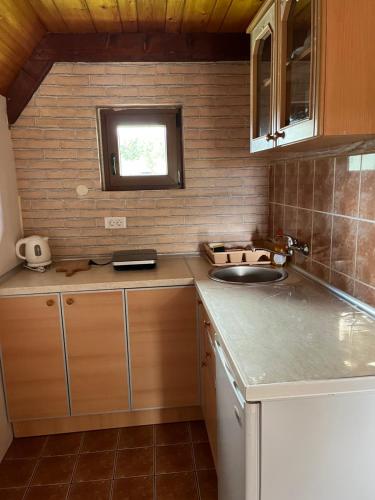 Kuchyň nebo kuchyňský kout v ubytování Bungalows Krstajić