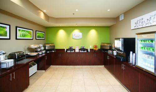 Dapur atau dapur kecil di Sleep Inn Regina East
