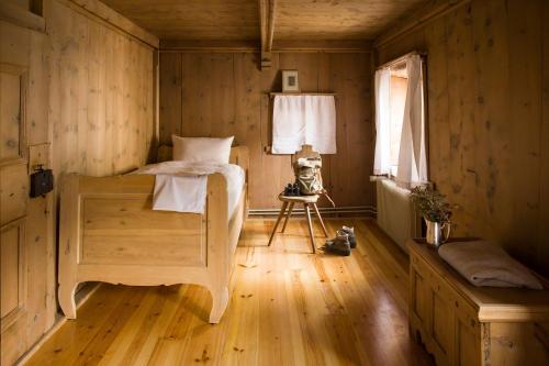 Postel nebo postele na pokoji v ubytování Hotel Chasa Chalavaina - Historisches Hotel des Jahres 2024