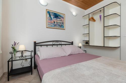 Un dormitorio con una cama y estanterías. en Apartments Paloc - Blue en Bol
