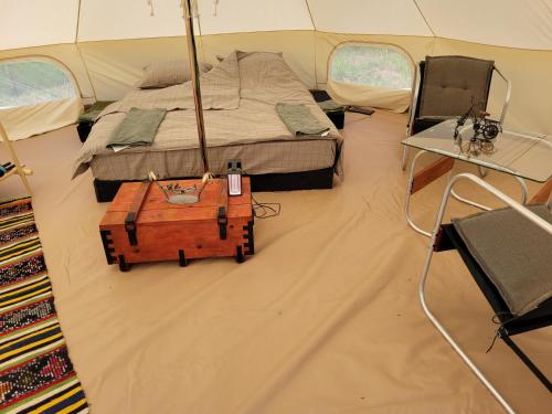 Ένα ή περισσότερα κρεβάτια σε δωμάτιο στο Nucsoara Glamping