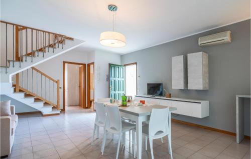 a kitchen and dining room with a table and chairs at V4 Zona Verde in Isola Albarella