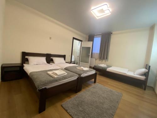 1 dormitorio con cama y banco. en SzaboFFcsik en Úzhgorod
