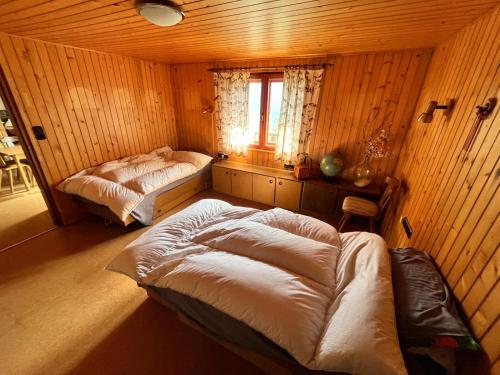 um quarto com 2 camas e uma janela em Trentino Val Rendena casa con vista 3 camere doppie e 2 bagni em Groppe de Fora