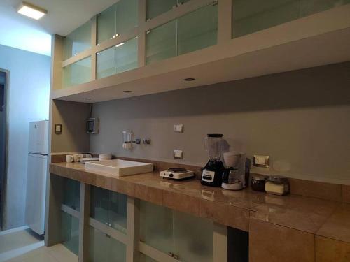 a kitchen with a counter top with a blender on it at Apartamento 2 recamaras en el corazón de Cozumel in Cozumel
