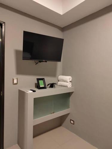 a room with a flat screen tv on a wall at Apartamento 2 recamaras en el corazón de Cozumel in Cozumel