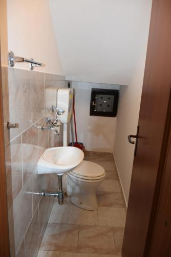 Vonios kambarys apgyvendinimo įstaigoje Villa Orih