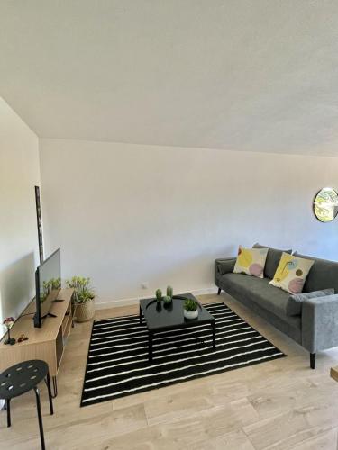 un salon avec un canapé et une table dans l'établissement LUMINEUX 35 m pour 2 - Centre-ville, à Cagnes-sur-Mer