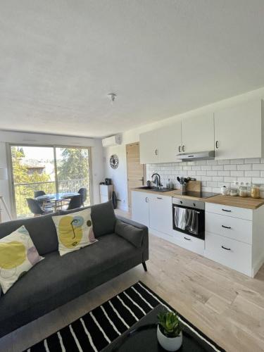 un salon avec un canapé et une cuisine dans l'établissement LUMINEUX 35 m pour 2 - Centre-ville, à Cagnes-sur-Mer