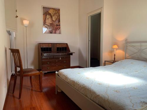 アオスタにあるCasa di Marziのベッドルーム1室(ベッド1台、ドレッサー、椅子付)
