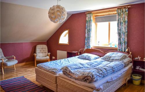 Una cama o camas en una habitación de Gorgeous Home In Åryd With Kitchen