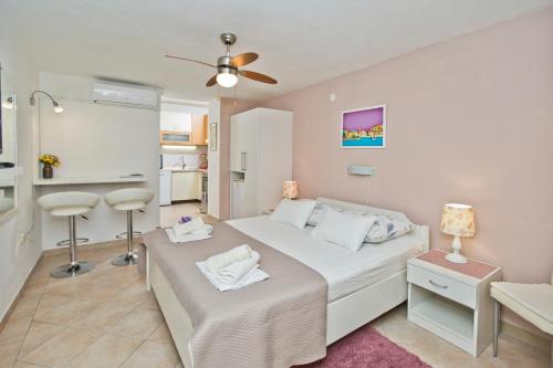 Postel nebo postele na pokoji v ubytování Apartments Jure