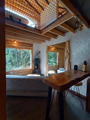 um quarto com um sofá e uma mesa num quarto em Cabaña en la calera el Pinar em La Calera