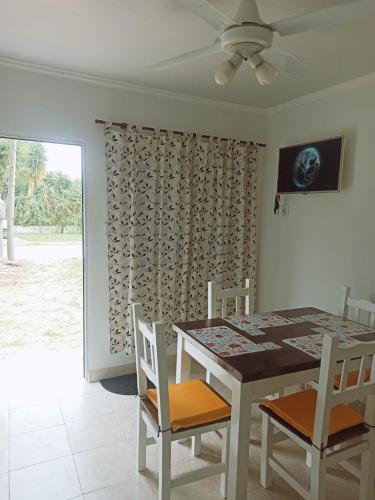 Una televisión o centro de entretenimiento en Beva's home Chajari
