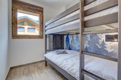 - une chambre avec 2 lits superposés et une fenêtre dans l'établissement Carlina 203, à Morzine
