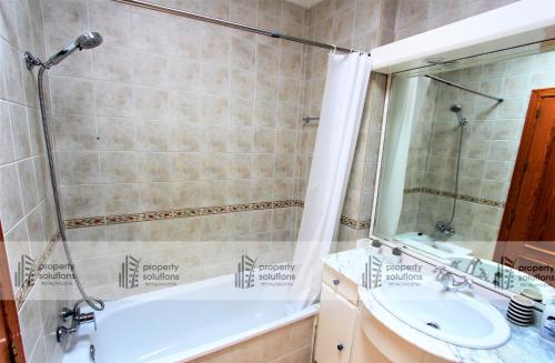 Kúpeľňa v ubytovaní Europark Apartamentos - Ático con vista al mar- Piscina y Playa- Excelente wifi