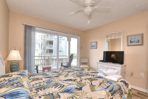 Postel nebo postele na pokoji v ubytování Oak Island Beach Villa 801