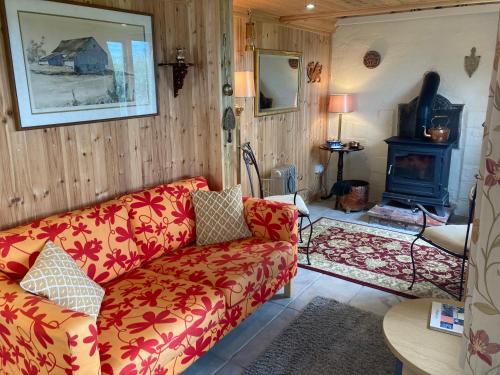 Un lugar para sentarse en The Gin Palace with cozy logburner
