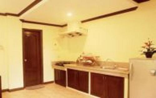una cucina con ventilatore a soffitto e frigorifero di Sheridan Villas Boracay a Boracay