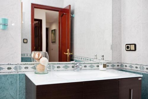 Ένα μπάνιο στο Grand Beachside Apartment - Cádiz