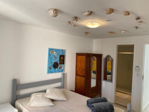 a bedroom with a bed and a ceiling at Capitão N Areia Pousada in Arraial do Cabo