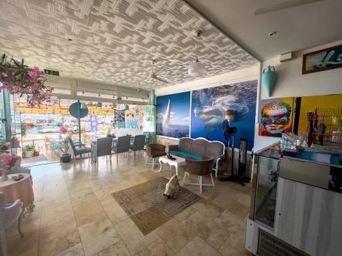Un restaurante u otro lugar para comer en Larimar Hotel Cesme