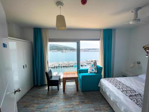 Una cama o camas en una habitación de Larimar Hotel Cesme