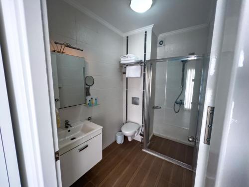 Un baño de Larimar Hotel Cesme