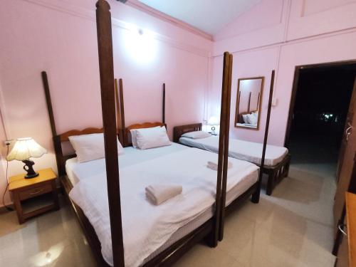 Cama o camas de una habitación en Maria Paulo Guest House Bar and Restaurant