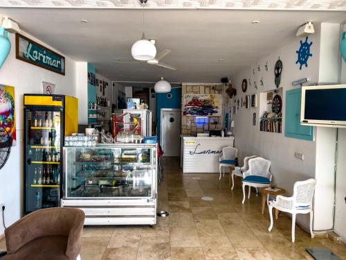 Una televisión o centro de entretenimiento en Larimar Hotel Cesme