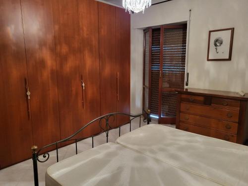 1 dormitorio con 1 cama, vestidor y ventana en Casa Flegrea Napoli, en Quarto