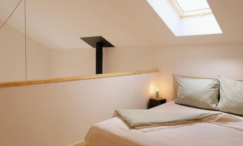a bedroom with a bed and a skylight at Das grüne Haus - Lörrach 