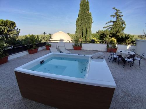 Bazén v ubytování Villa delle Querce Resort nebo v jeho okolí
