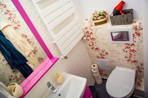 クンピナにあるPink Boutiqueの洗面台とトイレ付きの小さなバスルーム