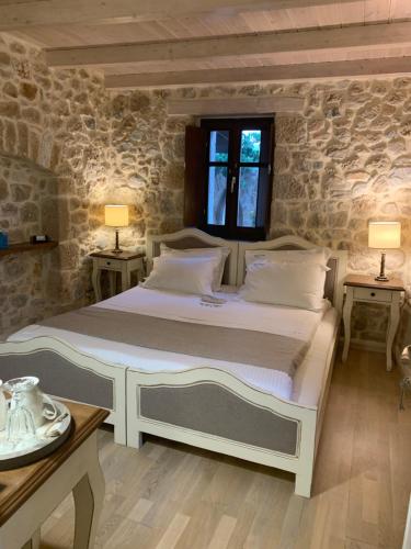 Una cama o camas en una habitación de Vetilios Lithos boutique hotel