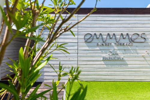 a sign on the side of a building at Hotel Antonio II in Zahara de los Atunes