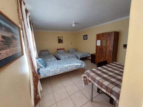 un soggiorno con due letti e un divano di Skippers Backpackers CC a Walvis Bay