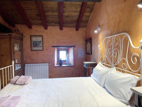 a bedroom with a large white bed in a room at Musikarte Etxea in Estavillo