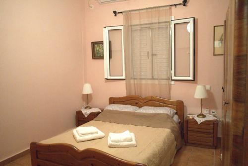 um quarto com uma cama com duas toalhas em Antonia's Rustic Retreat em Dhórion