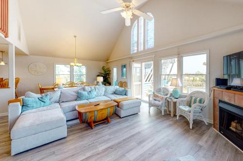 a living room with a blue couch and a fireplace at Happy Ours in Salvo