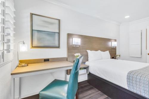Katil atau katil-katil dalam bilik di Napa Valley Hotel & Suites
