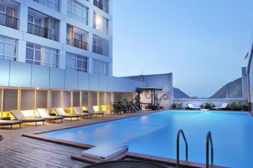 Bazén v ubytování FOX Hotel Gorontalo nebo v jeho okolí