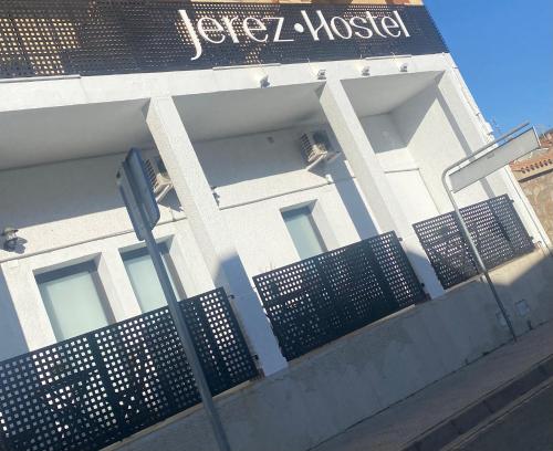 un edificio con un cartel en el costado en Jerez Hostel, en Jerez de los Caballeros