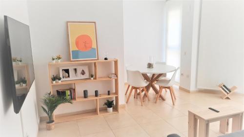 een woonkamer met een tafel en een eetkamer bij BEACH VALENCIA 21 - Luxury Apartament on Beach in Valencia
