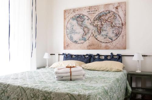 タルクイーニアにあるLa Maison d'Etrusqueのベッドルーム1室(壁に地図を掲載したベッド1台付)
