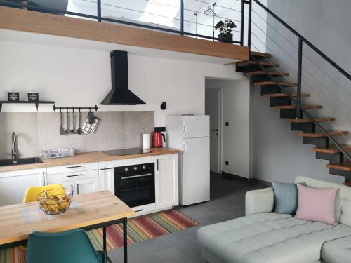 cocina y sala de estar con escalera de caracol en Guesthouse Korkyra Sun, en Korčula